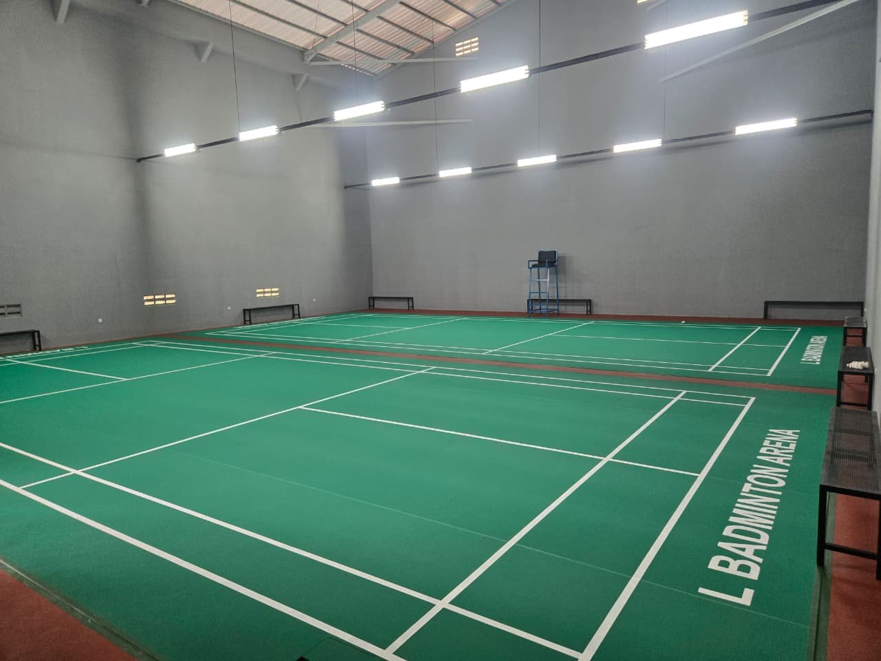 Dua lapangan badminton bersih di LBadminton Arena